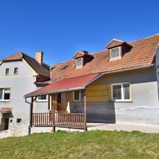 Prodej rodinného domu s uzavřeným dvorem a hospodářskými stavbami