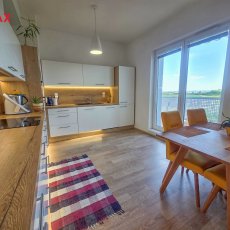 Pronájem zděného bytu 3+kk s dvěmi terasami, parkováním- dvougaráž, park. stání, ul. Branišovská