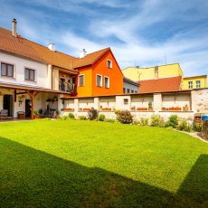 Prodej zrekonstruovaného domu se 2 byty a velkou zahradou - Benešov nad Černou
