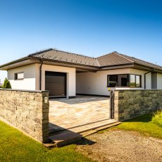 Mladošovice u Borovan – novostavba RD s garáží, bazénem a pozemkem 912 m2