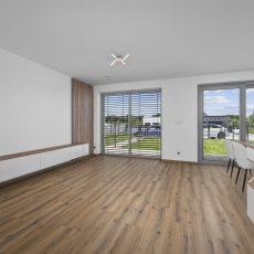 Pronájem nadstandardního bytu 4+kk se zahradou a 2 parkovacími místy