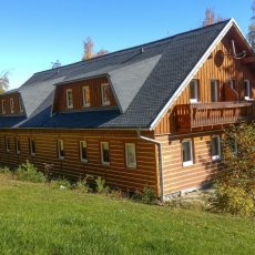 Šumavský dům s 8 apartmány, terasou, parkováním a zahradou s celkovou výměrou 1733 m2, Stachy -Kůsov