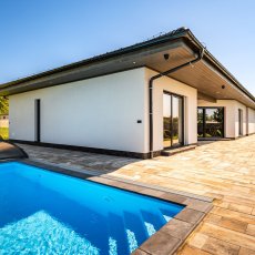 Mladošovice u Borovan – novostavba RD s garáží, bazénem a pozemkem 912 m2
