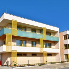 Pronájem zařízeného bytu 2+kk s balkonem a parkováním.