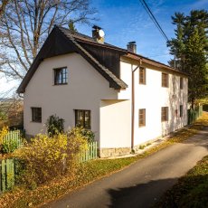 Prodej zrekonstruované šumavské usedlosti s lesy a pozemky