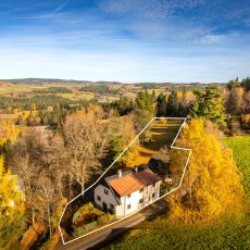 Prodej zrekonstruované šumavské usedlosti s lesy a pozemky