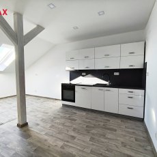 Pronájem podkrovního bytu 2+kk, 59 m², Průmyslová ulice, Kamenný Újezd