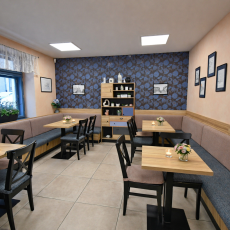 Zavedená kavárna ČB – přenechání provozu + vybavení, parkování, zahrádka