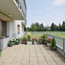 2+kk U Lučního jezu - pronájem zděného bytu s terasou a samostatnou garáží