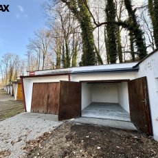 Prodej garáže Vimperk, zastavěná plocha 21 m2. Garáž se nachází nad hřbitovem směrem k zámku.
