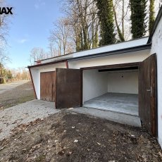 Prodej garáže Vimperk, zastavěná plocha 21 m2. Garáž se nachází nad hřbitovem směrem k zámku.