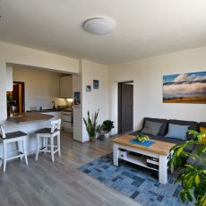 Světlý 2+kk 54 m² s výtahem a sklepem – plně vybavený, ihned k nastěhování