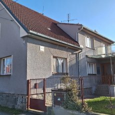 rodinný dům se 2 byty, garáží, dvorem, zahradou, objektem s vlastním č.p. - Strunkovice nad Blanicí