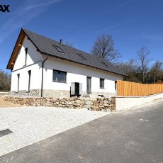 Novostavba rodinného domu 6+kk se zahradou 825 m2, Strunkovice nad Blanicí okr. Prachatice.