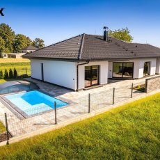 Mladošovice u Borovan – novostavba RD s garáží, bazénem a pozemkem 912 m2