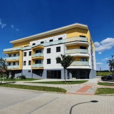 Pronájem nového zařízeného bytu 2+kk s lodžií a krytým parkovacím stáním