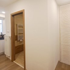 Pronájem nově zrekonstruovaného bytu 1+1 s parkovacím stáním a zahradním koutem