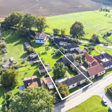 Rodinný dům s hospodářským zázemím a pozemky 1381 m2 v obci Hlavatce u Českých Budějovic