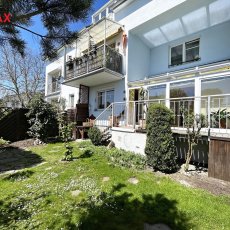 Č. Krumlov - prodej zděného bytu 2+kk s terasou, zahradou a garáží