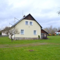 Prodej rodinného domu 4+1 se zahradou o celkové výměře 2457 m2 v obci Hrabice, okr. Prachatice