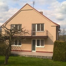 rodinný dům se dvěma byty 3+1, garáž, velká zahrada-klidná část obce Lnáře