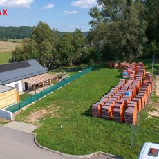Prodej exkluzivního stavebního pozemku, ležícího v klidné, rezidenční části obce Hluboké n.Vlt.