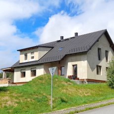 Prodej RD se dvěmi bytovými jednotkami 3+kk, terasou a zahradou 726 m2, obec Stachy, okr. Prachatice