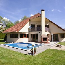Pronájem zařízeného bytu 2+kk v podkroví RD s bazénem a zahradou v klidné části Boršova nad Vltavou