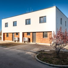 Srubec – Na Štětkách – rodinný dům se dvěma samostatnými byty 5+kk  se zahradou a parkováním