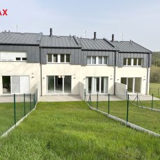 Prodej řad.domu 6., dispozice 3+kk, garáž, parkovací stání a zahrada, 192 m2, Stachy okr. Prachatice